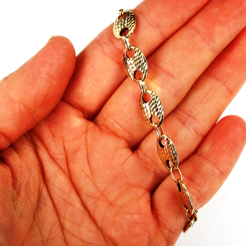 421 - A modern 9ct gold Gucci link chain bracelet, faceted and polished hollow links, bracelet length 21cm... 