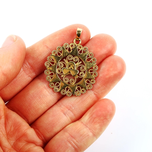 461 - A Continental unmarked gold sun pendant, pendant diameter 28.1mm, 6g