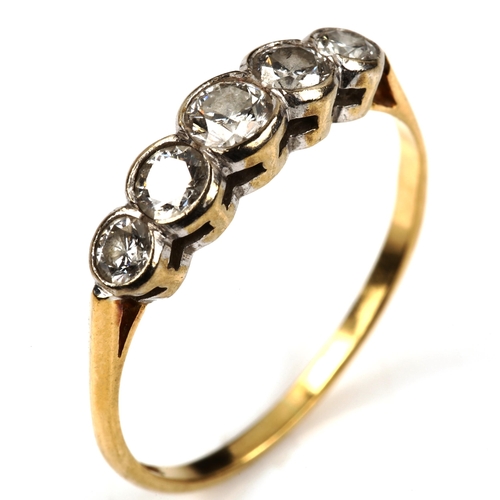 543 - An 18ct gold graduated five stone diamond ring, set with modern round brilliant-cut diamonds, total ... 