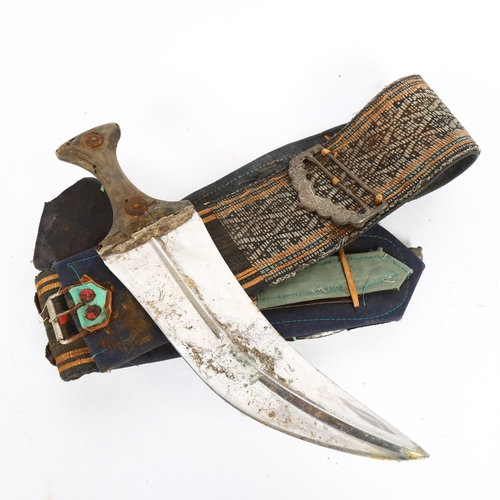 45 - An Arab Jambiya dagger and sheath, blade length 23cm