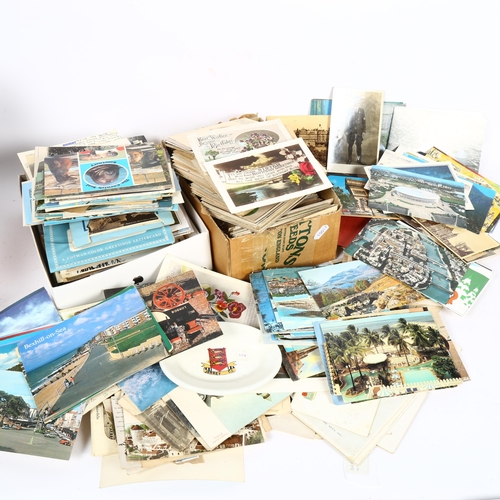 107 - A quantity of loose Vintage postcards, mainly topographical (boxful)