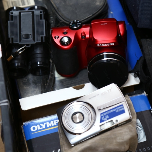 331 - Vintage cameras, camcorders and binoculars (boxful)