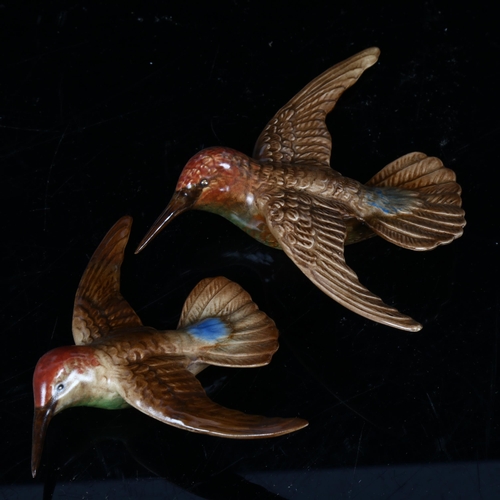510 - A graduated pair of Beswick flying Hummingbirds, largest wingspan 14cm