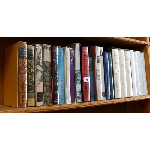 741 - A shelf of folio books, including 1001 Knights, Oscar Wilde etc
