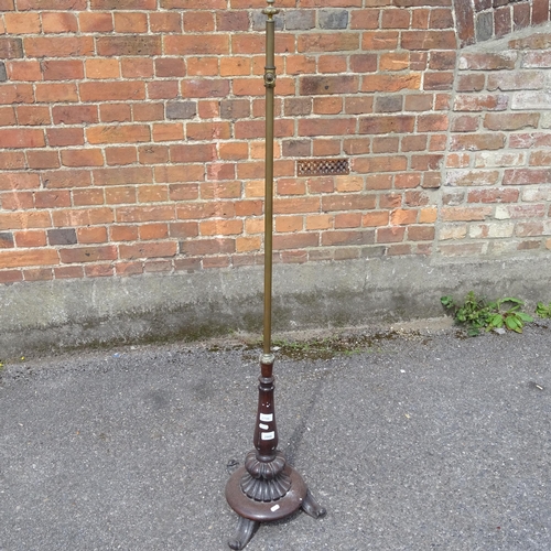 2796 - A 19th century mahogany pole screen