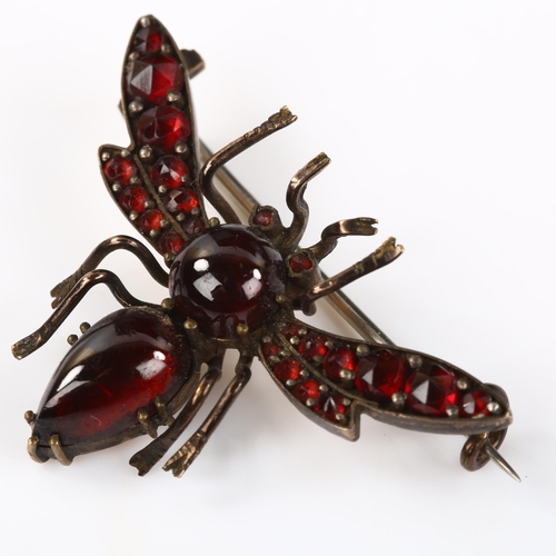 121 - A Victorian garnet figural bug brooch, unmarked yellow metal settings with cabochon and rose-cut gar... 