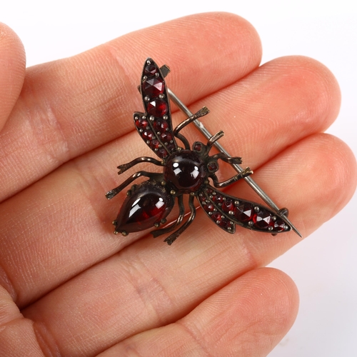 121 - A Victorian garnet figural bug brooch, unmarked yellow metal settings with cabochon and rose-cut gar... 