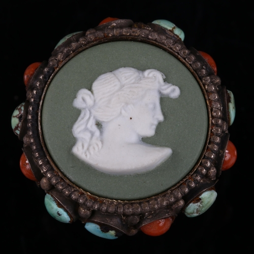 169 - An unmarked silver Wedgwood Jasperware turquoise and coral ring, setting height 25.8mm, size M, 10.1... 