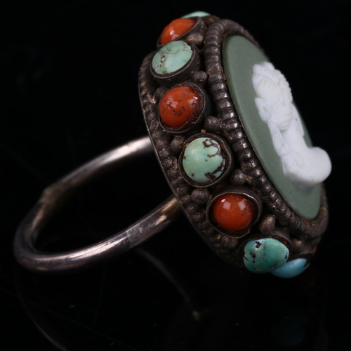 169 - An unmarked silver Wedgwood Jasperware turquoise and coral ring, setting height 25.8mm, size M, 10.1... 