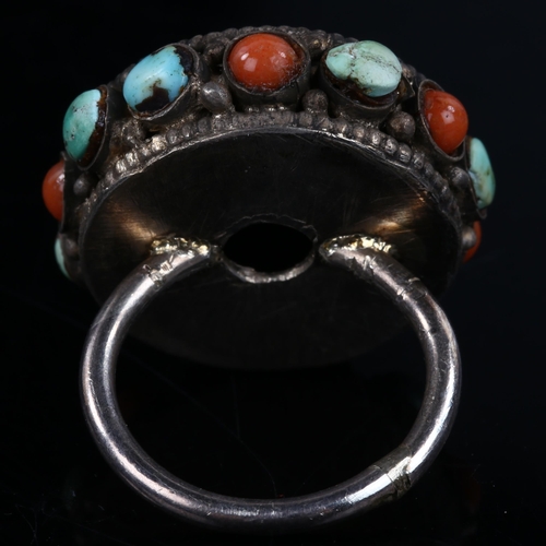 169 - An unmarked silver Wedgwood Jasperware turquoise and coral ring, setting height 25.8mm, size M, 10.1... 