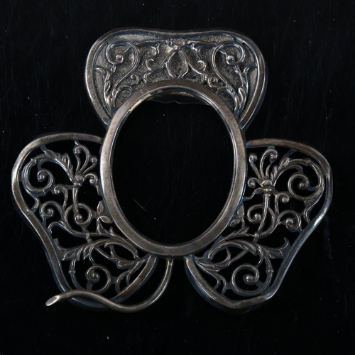 461 - An early 20th century silver-fronted clover photo frame, pierced foliate decoration, by Henry Matthe... 