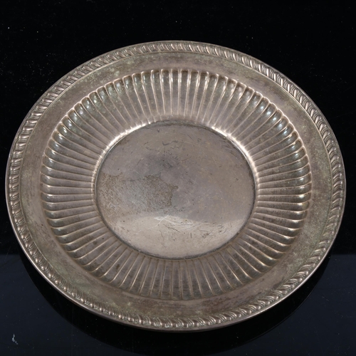 483 - An American sterling silver plate, by Watson Company, model no. L76, diameter 23cm, 7.8oz