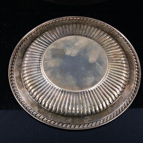 483 - An American sterling silver plate, by Watson Company, model no. L76, diameter 23cm, 7.8oz