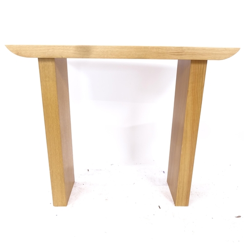 2289 - A modern light oak console table, W101cm, H86cm, D31cm