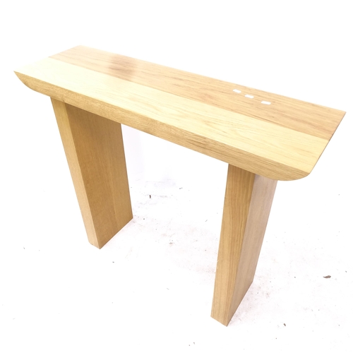 2289 - A modern light oak console table, W101cm, H86cm, D31cm