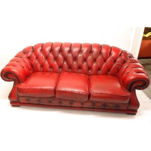 2500 - A red leather button-back 3-seater Chesterfield sofa, overall length 225cm, H70cm, D100cm, seat leng... 