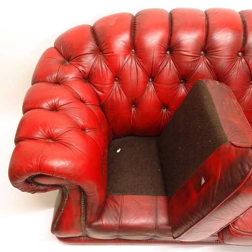 2500 - A red leather button-back 3-seater Chesterfield sofa, overall length 225cm, H70cm, D100cm, seat leng... 