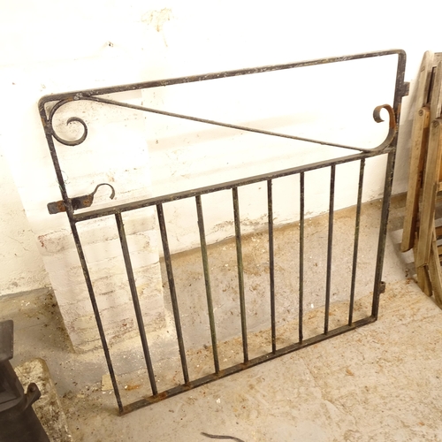 2507 - A painted wrought-iron gate, W111cm, H109cm