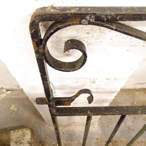 2507 - A painted wrought-iron gate, W111cm, H109cm