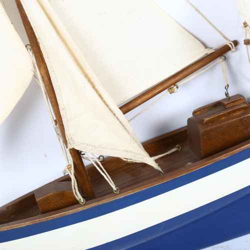 371 - A modern wooden-hulled pond yacht, hull length 42cm