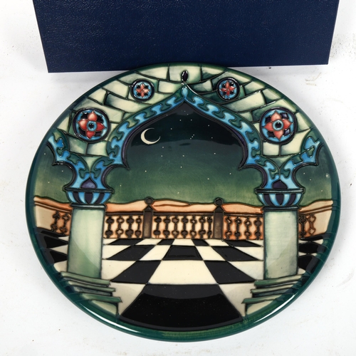 512 - A Moorcroft Jumeriah plate with tube-lined decoration, 26cm