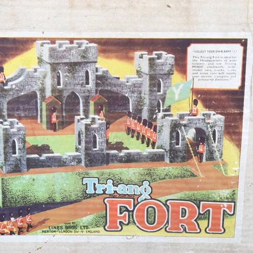 607 - Boxed Vintage Tri-ang fort