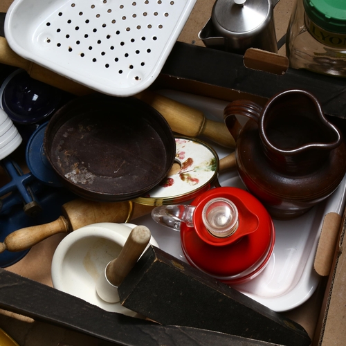 688 - A box of kitchenalia