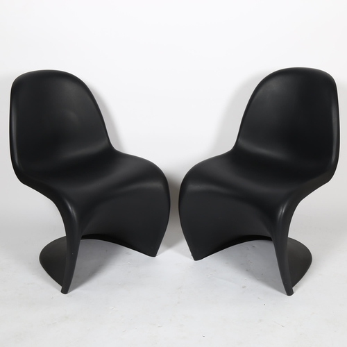 1609 - A pair of VITRA, VERNER PANTON S chairs with moulded maker’s marks, height 82cm