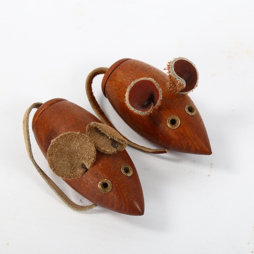 1635 - A mid-century teak salt and pepper set in mice form, in the manner of KAY BOJENSEN, length 7.5cm