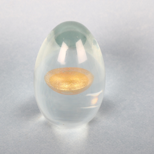 1679 - A glass egg with gold foil interior, in the style of TAPIO WIRKKALA for VENINI, unsigned, height 9cm