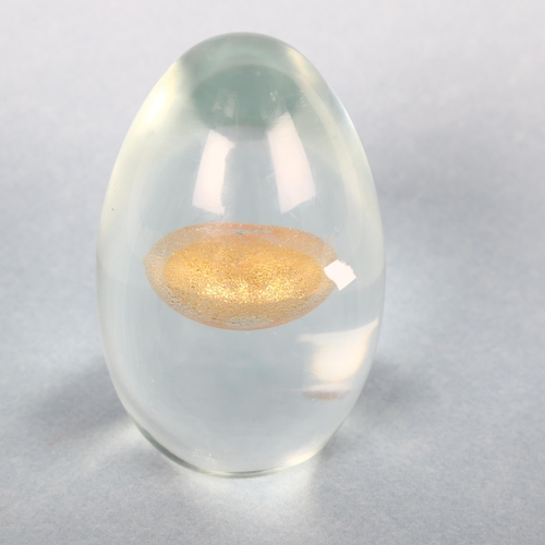 1679 - A glass egg with gold foil interior, in the style of TAPIO WIRKKALA for VENINI, unsigned, height 9cm