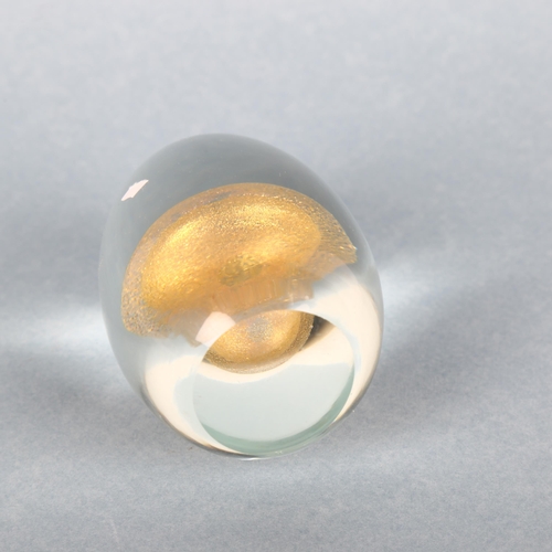 1679 - A glass egg with gold foil interior, in the style of TAPIO WIRKKALA for VENINI, unsigned, height 9cm