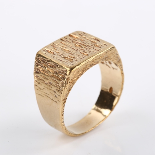 67 - A late 20th century 9ct gold textured signet ring, maker's marks MJ, hallmarks London 1984, setting ... 