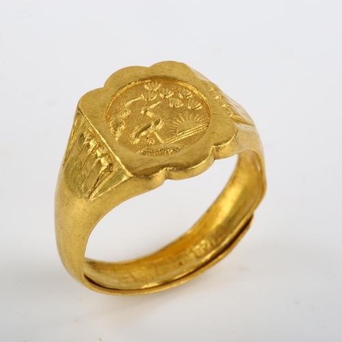 99 - A Chinese gold crane signet ring, stamped with maker's marks, setting height 13.8mm, size approx P, ... 