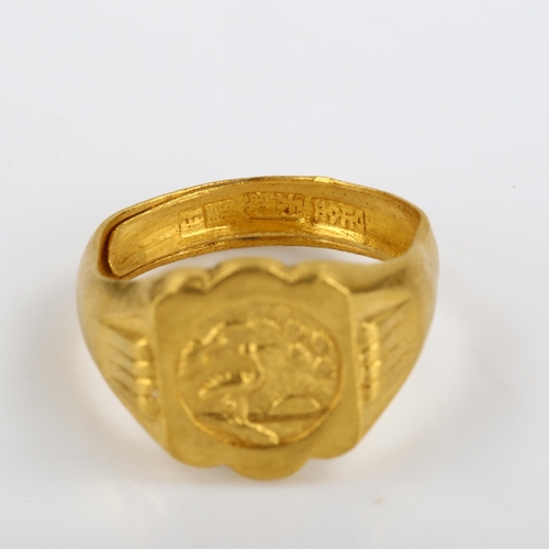 99 - A Chinese gold crane signet ring, stamped with maker's marks, setting height 13.8mm, size approx P, ... 