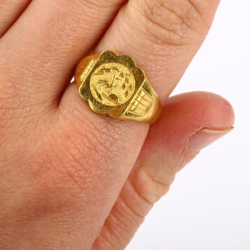 99 - A Chinese gold crane signet ring, stamped with maker's marks, setting height 13.8mm, size approx P, ... 