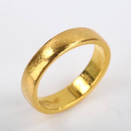 110 - A late 20th century 22ct gold wedding band ring, maker's marks JJ, hallmarks London 1978, band width... 