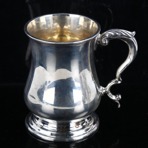 330 - An Edwardian silver half pint christening mug, in George III style, by Goldsmiths & Silversmiths Co ... 