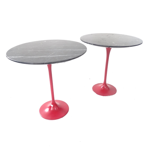 2115 - A pair of Eero Saarinen tulip design occasional tables, with grey and white veined marble tops, on p... 