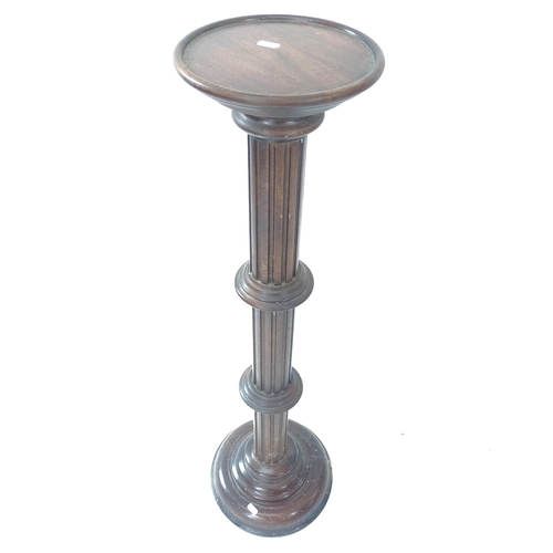 2121 - A mahogany circular top jardiniere stand with fluted column, H100cm