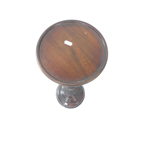 2121 - A mahogany circular top jardiniere stand with fluted column, H100cm