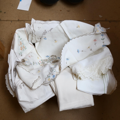 220 - A large quantity of assorted linen and lace table covers, napkins etc