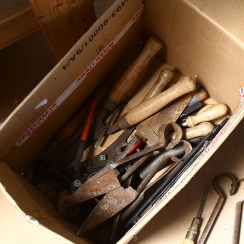 226 - A quantity of Vintage woodworking and other hand tools, an 18th century skillet etc (boxful)