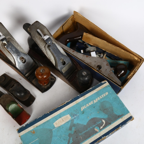 227 - 2 smoothing planes, 4 miniature planes, and a boxed no. 10 smoothing plane (boxful)