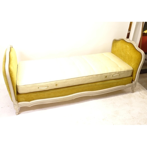 2572 - A reproduction Continental style day bed, L208cm