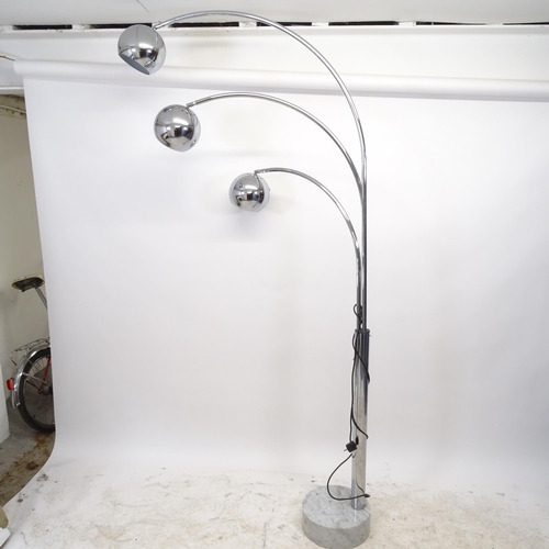 2628 - A mid-century design chrome triple arc lamp, on marble base, H210cm