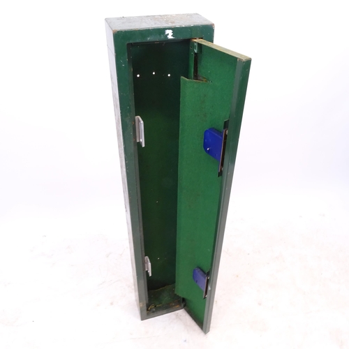 2630 - A green painted metal lockable gun cabinet, W25cm, H126cm, D12cm (with key)