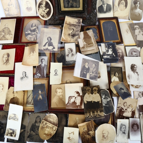 159 - A quantity of Antique daguerrotype and tintype photographs and portraits