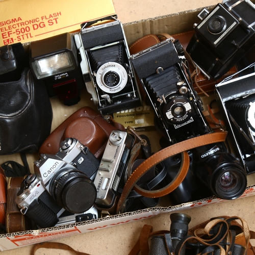 268 - A collection of Vintage and other cameras, including Flashmaster, Voigtlander Vitoretlr, camera flas... 