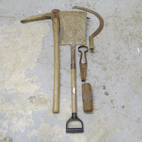 2708 - A selection of Vintage garden tools (5)